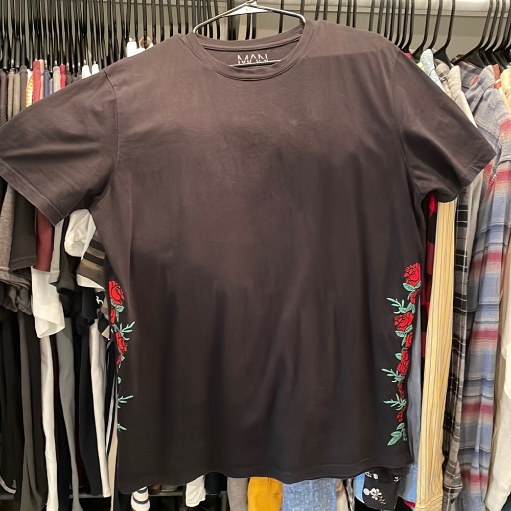 Used Mens short sleeve black T-shirt with roses down sides.